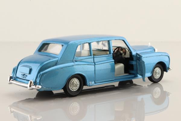 Dinky Toys 124; Rolls-Royce Phantom V; Metallic Blue, Chauffeur Only, Cast Hubs