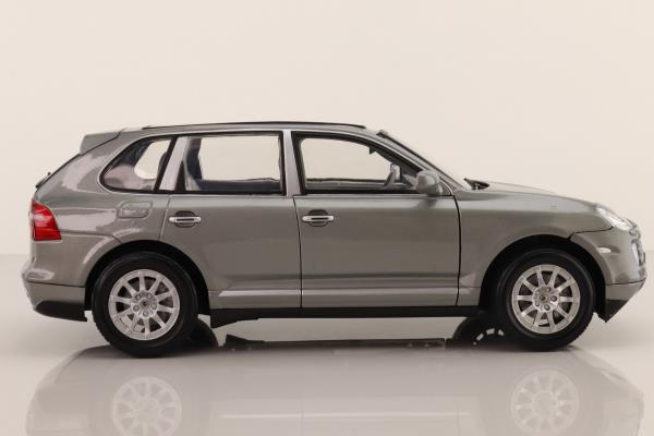 Motor Max 73178; 2008 Porsche Cayenne; Metallic Silver